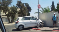  بالصور: إصابة طفيفة لسائق بحادث طرق ذاتي في حي رمات اشكول بمدينة اللد